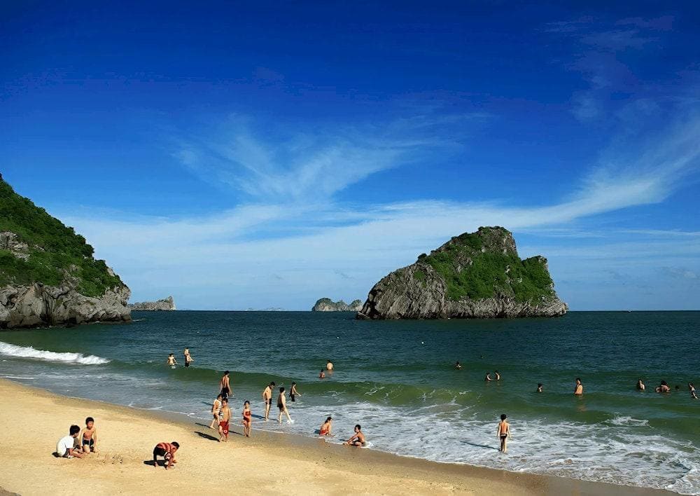 With its cool year-round climate and quiet atmosphere, Tung Thu Beach is perfect not just for summer vacations but for weekend getaways any time of the year